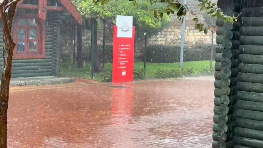 İstanbul’a sadece 5 dakika yetti! Meteoroloji uyarı üstüne uyarı yapmıştı 12